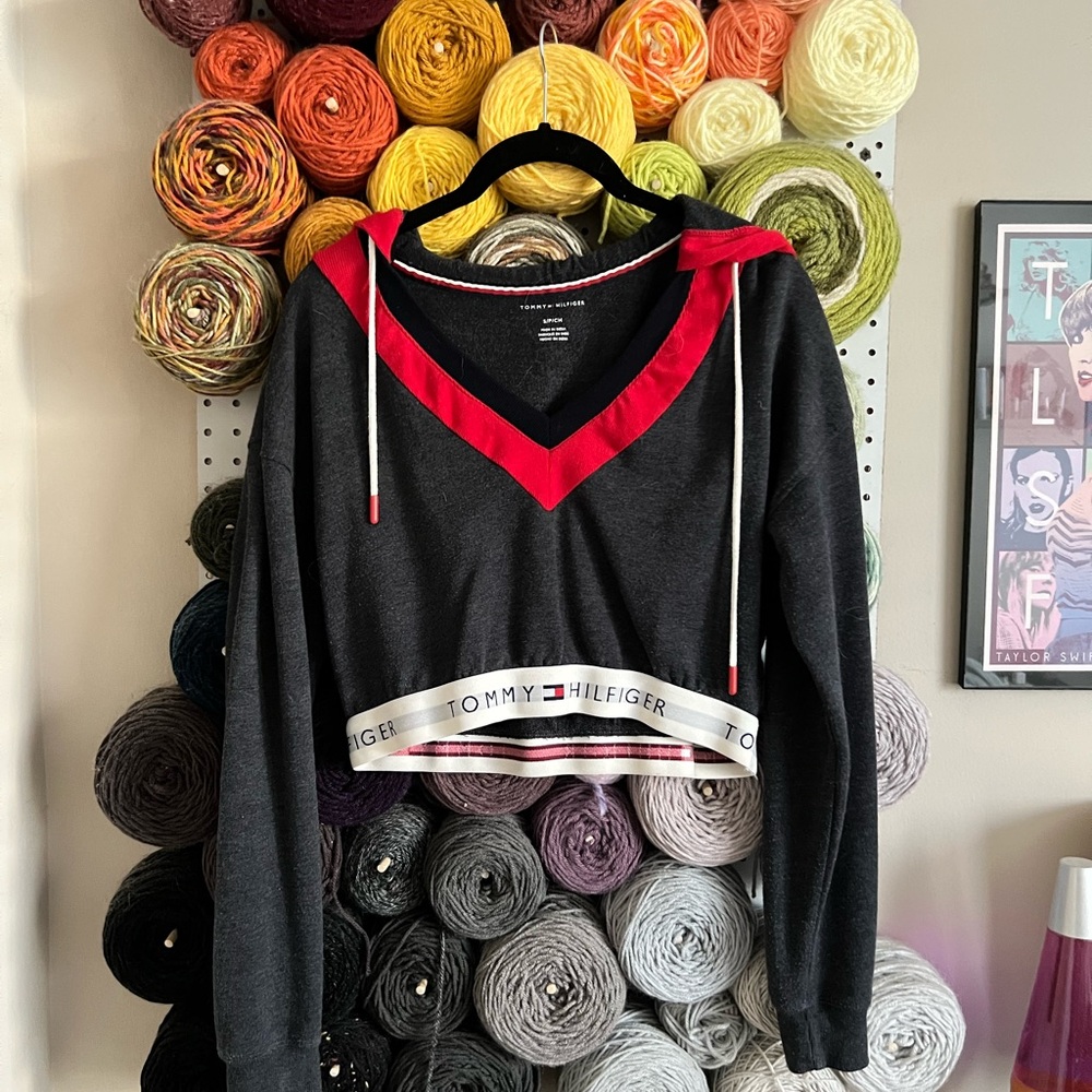 Tommy Hilfiger Women's Black and Red Cropped Hoodie